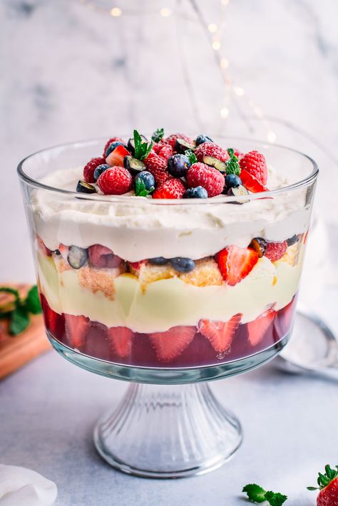 Christmas Trifle Recipes, Family Meal Recipes, Trifle Bowl Recipes, Christmas Catering, Fruit Trifle, Christmas Trifle, Christmas Puddings, Berry Trifle, Holiday Berries