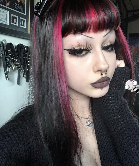 Goth Hairstyles, Pink And Black Hair, Dark Makeup Looks, Hairstyles Drawing, Goth Things, Black Red Hair, Spit It Out, Body Details, Goth Gf