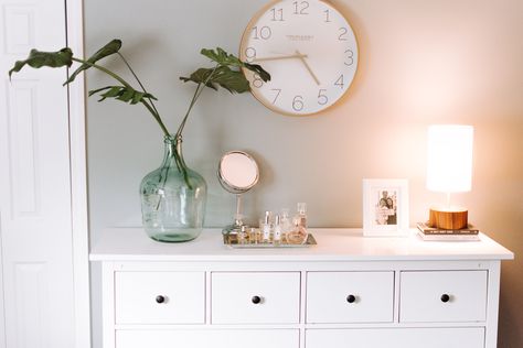 Is your dresser a disaster with clothing everywhere? We'll have your dresser drawers organized and ready for Pinterest if you follow these 10 tips. Drawer Top Decor, Organize Dresser Top, Dresser Top Ideas, Decor Dresser Top, Bedroom Dresser Organization, Style A Dresser, Dresser Top Organization, Dresser Top Decor, Bedroom Dresser Styling