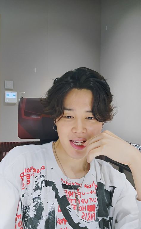 220918 JIMIN LIVE WEVERSE Park Ji Min, Bts Reactions, Jimin Wallpaper, Live Photo, Insta Photo Ideas, Bts Photo, Reaction Pictures, Bts Wallpaper, Bts Jimin