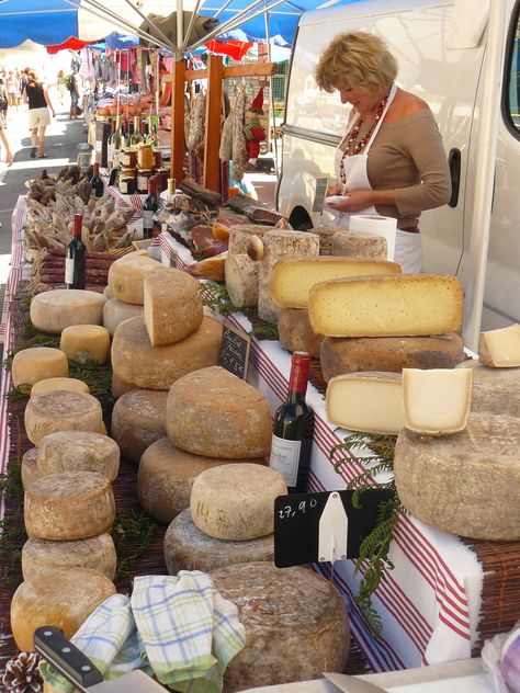 French markets Traditional Market, Les Angles, Cheese Shop, French Market, Outdoor Market, Wine Cheese, French Food, Food Market, International Recipes