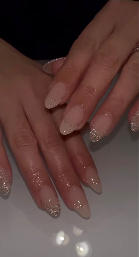 Clean Girl New Years Nails, Nye Nails Natural, Sparkly Beige Nails, New York Aesthetic Nails, Gold Nails With Gems, Nye Nails 2023, Nye Nails Almond Shape, Simple Nye Nails, Champagne Colored Nails