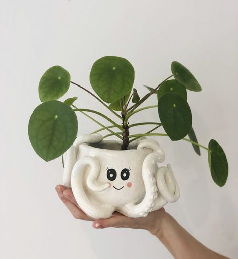 Cute Clay Planters, Octopus Plant Pot, Small Diy Clay Ideas, Clay Planters Diy, Diy Ceramic Planters, Diy Clay Plant Pots, Handmade Plant Pots, Clay Plant Pots Handmade, Octopus Planter