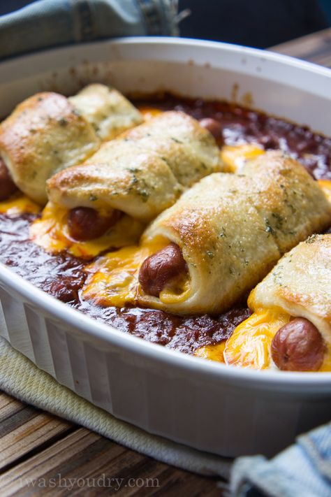 Chili Cheese Dog Bake Chili Cheese Dog Bake, Chili Cheese Dogs, Beef Hot Dogs, Cheese Dog, Hot Dog Recipes, Chili Cheese, Snacks Für Party, Dog Recipes, Party Foods