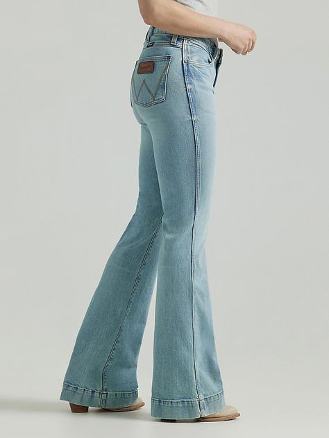 Yellowstone Women Outfits, Wranglers For Women, Fall Retro Outfits, Pants And Cowboy Boots Outfit, Wrangler Flare Jeans, Country Teacher Outfits, Wranglers Outfit, Jackson Hole Wyoming Summer Outfits, Boot Barn Outfits Women