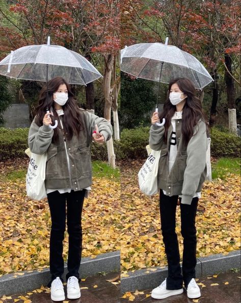 Rainy Day Outfit Douyin, Rainy Day Outfit Korean Style, Rain Day Outfit, Raining Day Outfit, Rainy Day Outfit Aesthetic, Autumn Ootd, Rain Outfit, Raincoat Outfit, Korean Fits