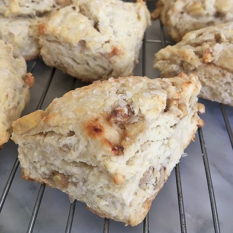 Best Banana Walnut Scones - Rabbit Hill Banana Walnut Scones, Banana Nut Scones, Berry Scones Recipe, Tea Buns, Making Scones, Walnut Scones, Banana Nut Oatmeal, Oatmeal Scones, Mini Banana Muffins