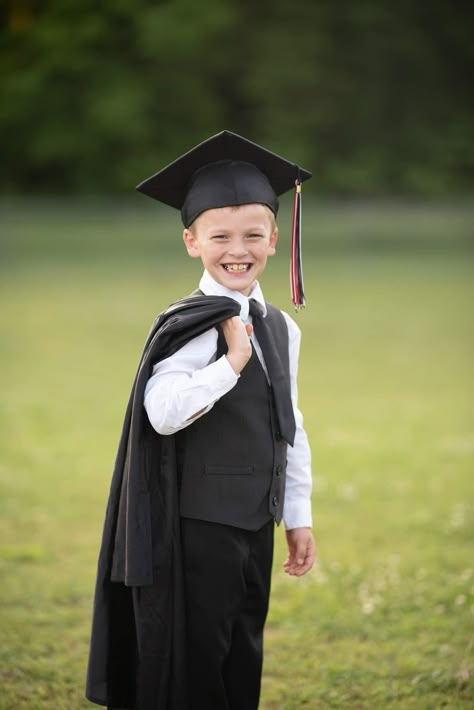 Prek Graduation Photo Ideas, Kindergarten Graduation Picture Ideas, Preschool Graduation Pictures, Kindergarten Graduation Photoshoot, Kindergarten Photoshoot, Preschool Cap And Gown, Kindergarten Photography, Convocation Photography, Kindergarten Graduation Gifts