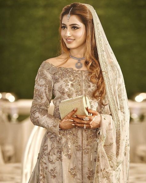 ✨👰🏻😍 Stylish White Dress, Valima Bride, Pakistani Bridal Hairstyles, Pakistani Bridal Makeup, Walima Dress, Cheap Ideas, Nikkah Dress, White Bridal Dresses, Bridal Lehenga Collection