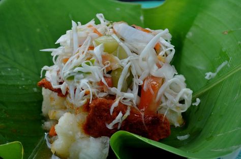 El famoso Vigoron del Gordito, comida tipica de Granada Nicaragua, compuesta de piel de cerdo frita, ensalada de col y tomate con chile, y yuca cocida, servida en hojas de platano Granada Nicaragua, Granada, Nicaragua, Coco, Cooking Recipes, Rice