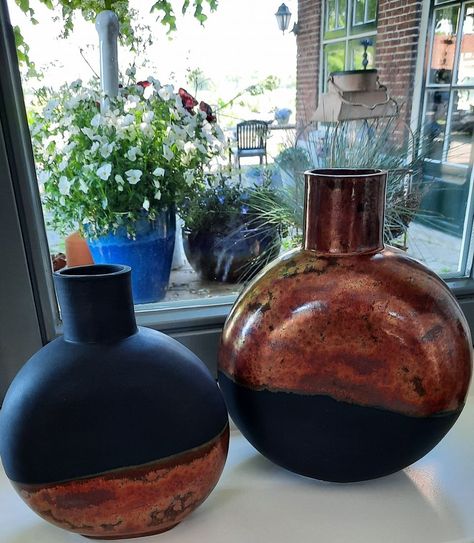 AMACO Cone 5-6 Glaze Forum | Black mat mayco in combinatie met ancient copper blijft mooi Mayco Glaze Black Matte, Clay Decor, Amaco Glazes, Mat Black, Ceramic Ideas, Pottery Glazes, Black Clay, Pottery Making, Glazes For Pottery