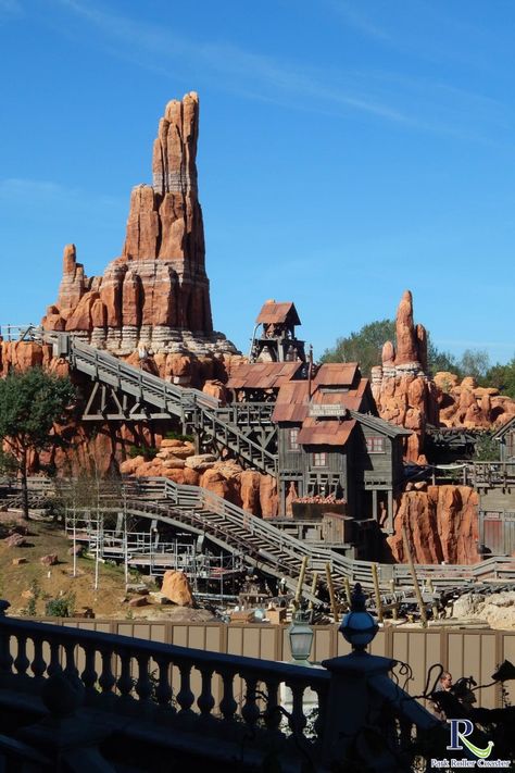 Disneyland Big Thunder Mountain, Disneyland Painting, France Disneyland, Disneyland Paris Aesthetic, Disneyland Adventureland, Disneyland Paris Attractions, Disneyland Images, Disney World Pictures Ideas, Disneyland Paris Rides