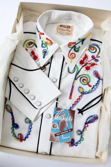 Astuces Diy, Cowboy Shirt, Vintage Cowgirl, Rayon Shirt, Memory Quilt, Shirt Embroidery, Embroidered Clothes, Vintage Embroidery, Western Shirt