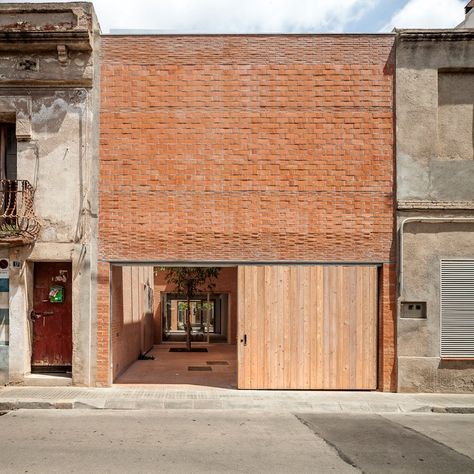 Perspective Architecture, Brick Courtyard, House Brick, Architecture Facade, Red Brick Walls, Red Brick Wall, Wood Architecture, Brick And Wood, Brick Architecture