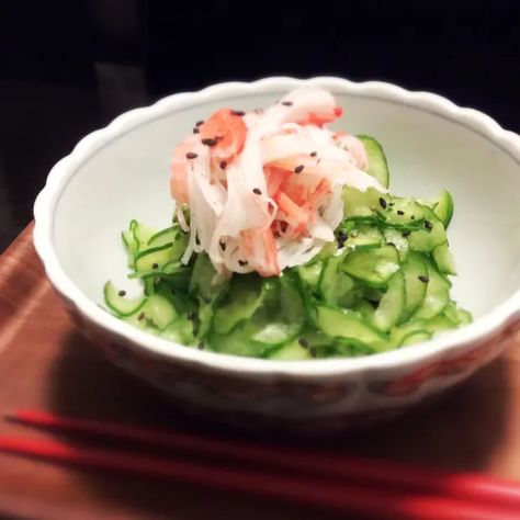 Japanese Cucumber Salad Recipe, Japanese Salad Recipes, Sunomono Salad, Salad With Rice, Spinach Salad Dressing, Japanese Cucumber Salad, Easy Cucumber Salad, Japanese Salad, Japanese Cucumber