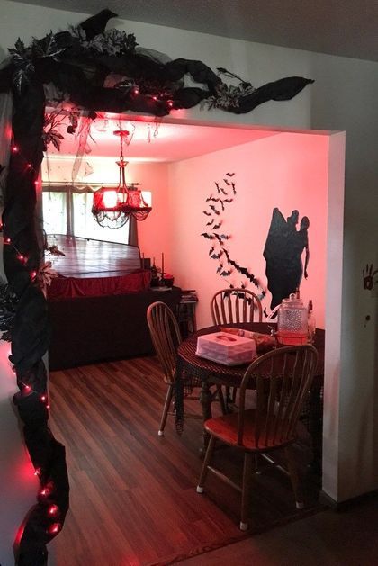 33 Cool Vampire Halloween Party Decor Ideas Vampire Decorations, Vampire Theme Party, Vampire Halloween Party, Halloween Party Decor Ideas, Vampire Decor, Twilight Party, Horror Movie Night, Vampire Party, Party Decor Ideas