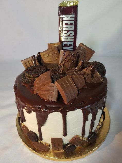 Chocolate cake with Hershey almond bar and oreos. Hershey Almond Bar, Graduation Cake Ideas, Duper Cake, Almond Bar, Candy Bar Cake, Month Ideas, Almond Bars, Hershey Chocolate Bar, Candy Cakes