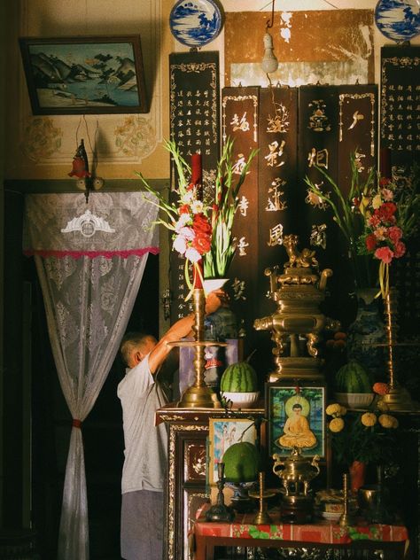 Vietnamese Altar, Viet Culture, Vietnamese Decor, Chinese Shrine, Vietnamese House, Vietnamese Culture, Vietnamese History, Willow House, Filipino Art