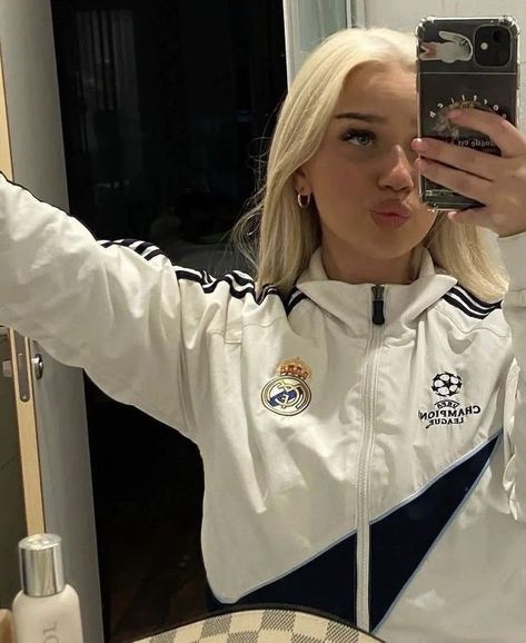 Madrid Girl, Madrid Outfits, Real Madrid Kit, Real Madrid Shirt, Football Wags, Football Jersey Outfit, Aesthetics Quote, Soccer Outfit, Real Madrid Football