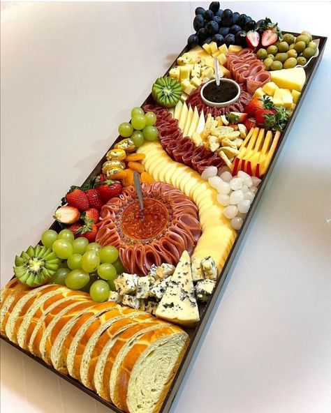 Charcuterie Board Meats, Amazing Food Platters, Decorações Com Comidas, Party Food Buffet, Catering Ideas Food, Charcuterie Inspiration, Charcuterie Platter, Charcuterie Cheese, Party Food Platters