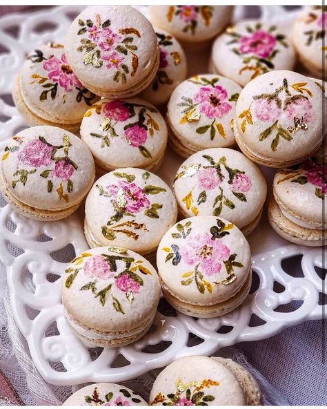 SECRETS OF A HOSTESS MAGAZINE on Instagram: “Lovely floral macarons by @sugardustandsprinkles!! 🌸🦋🌿🐝 • #cupcakes #sunday #delicious #teapot #teatime #tea #hightea #afternoontea…” Floral Macarons, Party Macarons, Macaron Decoration, High Tea Food, Love Watercolor, Macaroon Recipes, Fancy Food, Tea Party Birthday, Beautiful Food