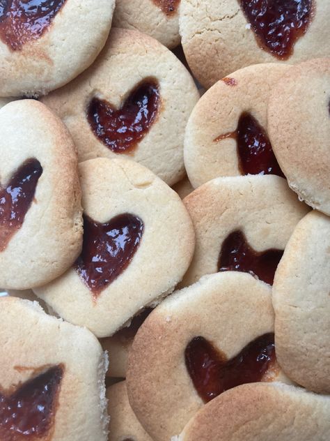 Heart Jam Cookies, Cookies Autumn, Cookie Aesthetic, Aesthetic Cookies, Heart Shaped Cookie, Jelly Doughnuts, Aesthetic Pin, Aesthetic Heart, Jam Cookies