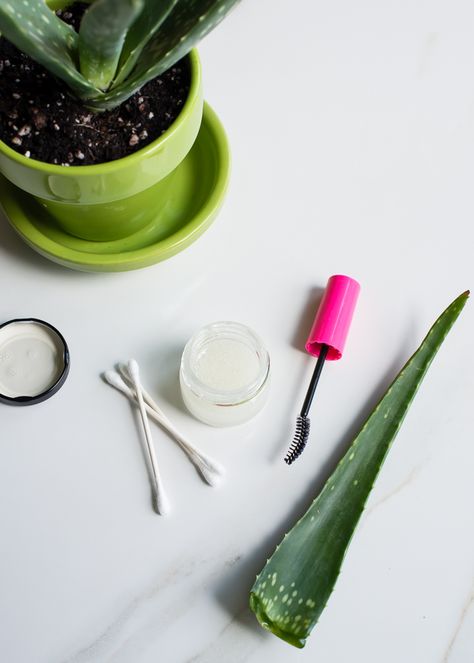 No need for mascara this summer. This two-ingredient homemade lash conditioning serum will leave your lashes lush and full. Grow Eyelashes Naturally, Long Lashes Serum, Aloe Vera Recipes, Natural Eyelash Growth, Eyelash Conditioner, Grow Lashes, How To Grow Eyelashes, Boho Lifestyle, Diy Beauty Recipes