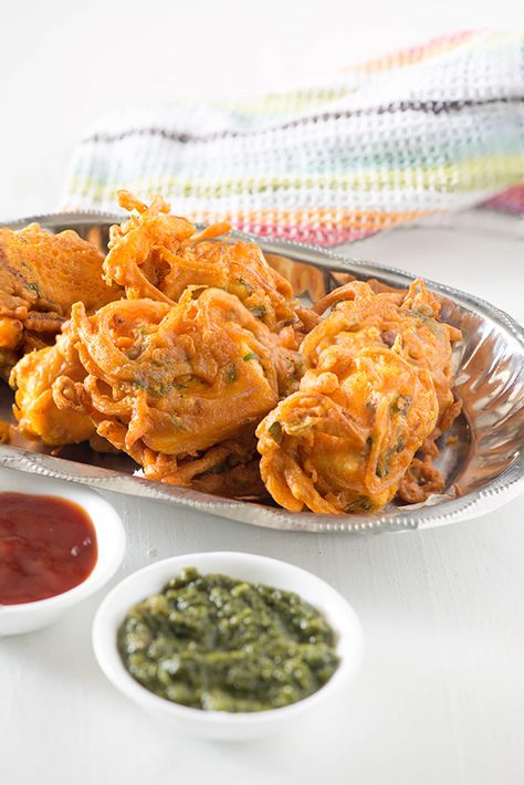 Party Appetizers Desserts, Onion Pakoda, Paneer Pakora, Onion Fritters, Mint Chutney, Vegan Indian Recipes, Paneer Recipe, Iftar Recipes, Pakora Recipes