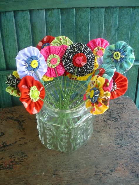 Yoyo Flowers, Yo Yo Quilt, Yo Yos, Quilt Retreat, Yo-yos, Fabric Flowers Diy, Cat Crafts, Button Crafts, Button Flowers