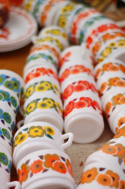 Deze heeft mijn moeder ook nog, heerlijk die kopjes, iedereen heeft zo zijn lievelingskleur - hihaha. Slip Casting, Vintage Mugs, Deco Retro, House Design Photos, Love Vintage, Vintage Dishes, Electronic Toys, Sweet Memories, Pyrex Vintage