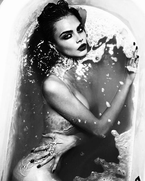 Photo by @aurelie_veretout Milk Photography, Milk Bath Photos, Bathtub Photography, Milk Bath Photography, Bouidor Photography, Bath Photography, Photographie Portrait Inspiration, Creative Photoshoot Ideas, Elegant Girl