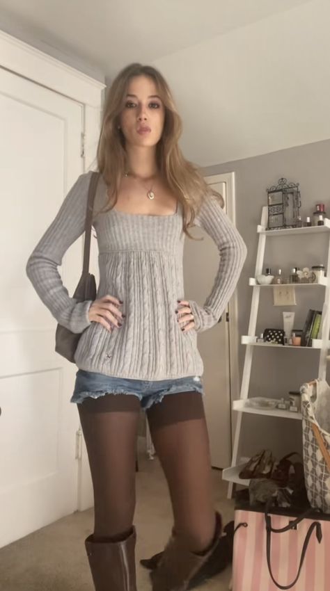 Long Sleeve Shorts Outfits, Skirt Fit Ideas, Shorts Over Tights Outfit, 2012 Fashion Tumblr, 2015 Aesthetic Outfits, Winter Downtown Outfits, 2013 Tumblr Outfits, Shorts Winter Outfit, Tight Sweater Outfit