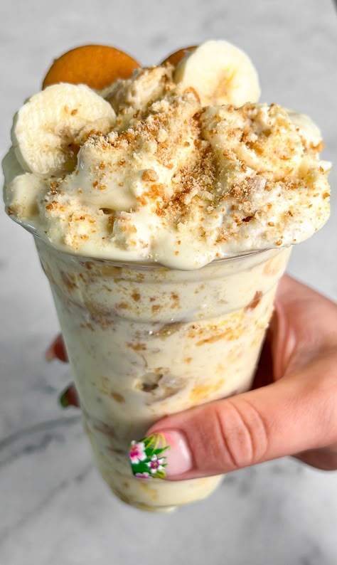 Chick-Fil-A Banana Pudding Copycat Recipe - Bad Batch Baking - Restaurant Copycat Recipes & Family Favorites Chick Fil A Banana Pudding, Dolly Parton Banana Pudding, Life With Coco Recipes, Milano Cookie Recipe, Best Banana Pudding Recipe, Banana Pudding Dessert, Restaurant Copycat Recipes, Batch Baking, Banana Pudding Desserts