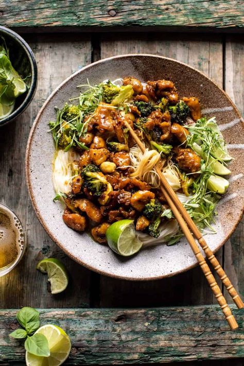 25 Minute Thai Black Pepper Chicken and Garlic Noodles | halfbakedharvest.com Half Baked Harvest Thai Chicken, Healthy Dimmer Ideas, Thai Black Pepper Chicken, Thai Chicken Noodles, Half Baked Harvest Recipes, Black Pepper Chicken, Chicken Garlic, Lime Leaves, Honey And Soy Sauce