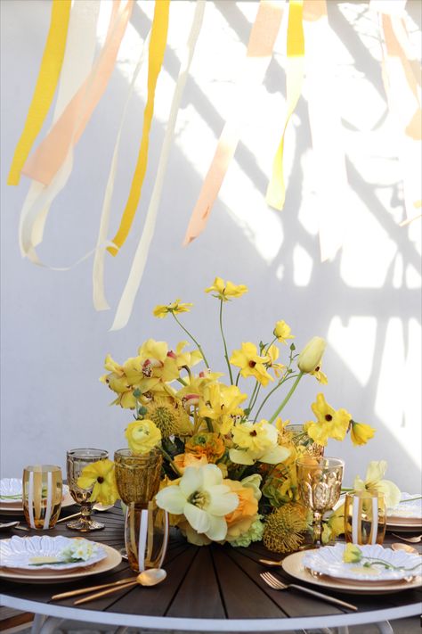 Yellow Wedding Table, Yellow Centerpieces, Table Decorating Ideas, Modern Tablescape, Pretty Table Settings, Backyard Reception, Table Decorating, Event Centerpiece, Yellow Table