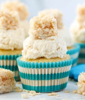 Rice Krispie Treat Frosting-1052 Rice Crispy Cupcakes, Rice Krispie Treat Cupcakes, Rice Krispie Cupcakes, Easy Homemade Cupcake Recipes, Cupcake Pies, Cereal Cupcakes, Best Chocolate Frosting Recipe, Bird Bakery, Frosting Flavors