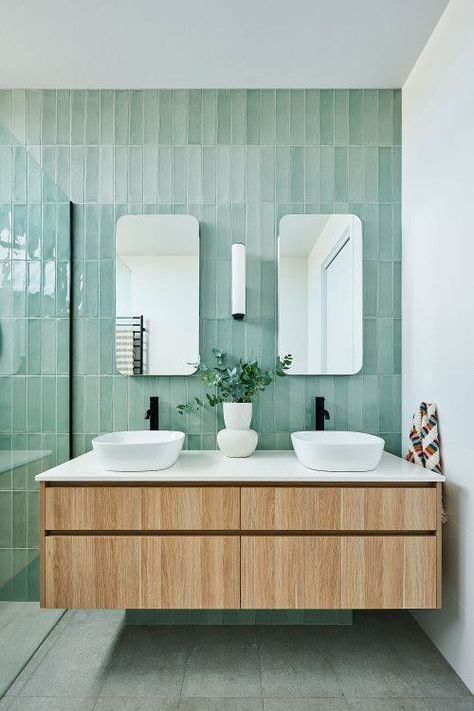 Beach Style Bathroom, Green Tile Bathroom, Beach House Bathroom, Decor Baie, Bathroom Tile Designs, Double Sink Bathroom, Double Sink Bathroom Vanity, Bathroom Backsplash, Green Tile