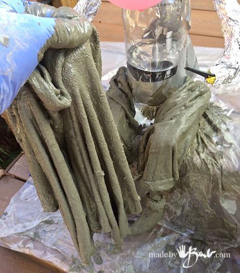 Halloween Diy Outdoor, Halloween Outside, Halloween Props Diy, Concrete Diy Projects, Cement Art, Concrete Sculpture, Witch Diy, Portland Cement, Diy Concrete