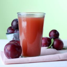 The pectin in apples and pears is a water-soluble fiber. Combined with the natural laxatives in plums, this drink works as a pretty powerful cleanse. - Cleansing Plum Juice Plum Juice, Restaurant Drinks, Plum Recipes, Detox Diet Plan, Juicer Recipes, Food Fantasy, Agua Fresca, Juice Recipe, Fresh Juice