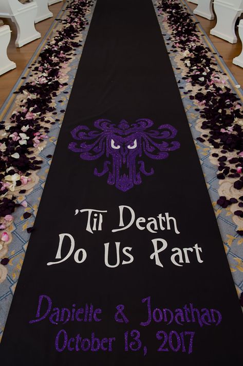 Black And Purple Wedding, Gothic Wedding Theme, Disney Halloween Decorations, Halloween Weddings, Nightmare Before Christmas Wedding, Dark Wedding Theme, Wedding Disney, Disney World Wedding, Halloween Themed Wedding