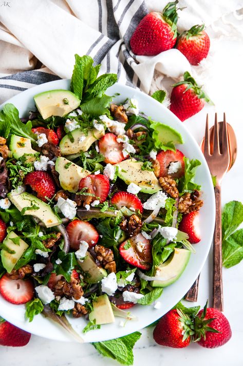 Strawberry Mint Avocado Salad - Aberdeen's Kitchen Mixed Berry Salad, Mint Salad Recipes, Salad With Walnuts, Strawberry Spinach Salad, Strawberry Spinach, Avocado Salad Recipes, Berry Salad, Mint Salad, Spinach Strawberry Salad