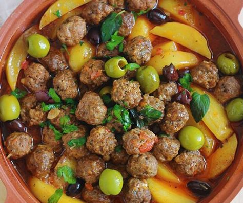 Tajine boulettes (kefta) aux légumes - MABONNERECETTE Algerian Recipes, Moroccan Food, Sauce Tomate, Arabic Food, African Food, Meat Recipes, Healthy Dinner Recipes, Meatballs, Food Lover