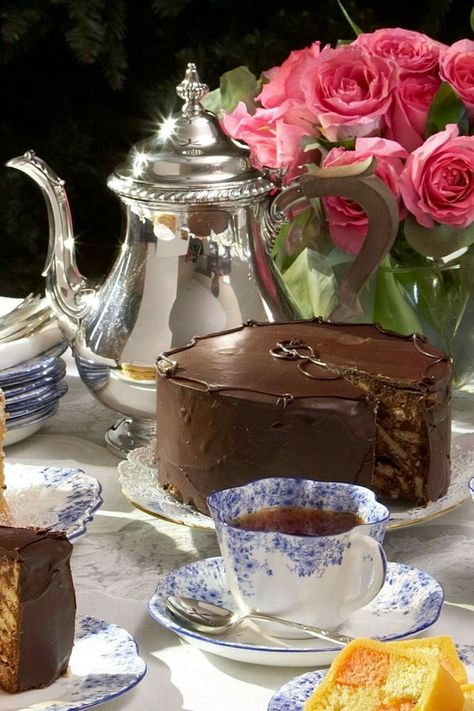 Rich Tea Biscuits, Chocolate Biscuit Cake, Royal Wedding Cake, Wedding Cake Recipe, Tea Biscuits, Dark Chocolate Cakes, Biscuit Cake, Chocolate Icing, Chocolate Caliente