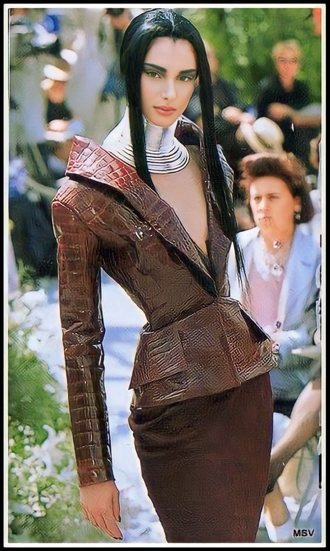 Stile Kylie Jenner, Galliano Dior, Dior Collection, Runway Fashion Couture, Christian Dior Haute Couture, Dior Haute Couture, Viktor Rolf, Dior Couture, Couture Runway