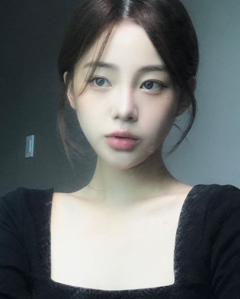 all_zero._.k on Instagram V Face Shape, Eyebrows For Oval Face, V Shaped Face, Oval Face Makeup, V Shape Face, Oval Face Shape, Angels Beauty, Korean Face, Slimmer Face