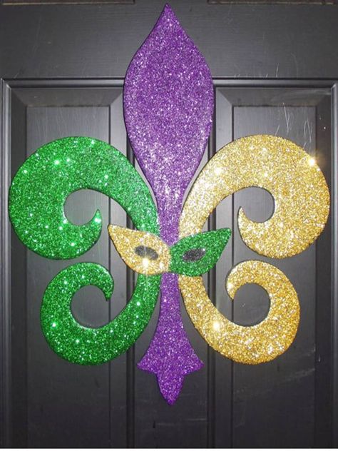 Mardi Gras fleur de lis Mardi Gras Door Hanger, Diy Karneval, Mardi Gras Door, Mardi Gras Diy, Mardi Gras Centerpieces, Theme Carnaval, Mardi Gras Crafts, Mardi Gra, Mardi Gras Wreath