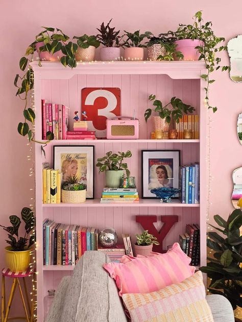 Funky Bookshelf Decor, Small Bookshelf Ideas Aesthetic, Funky Bookshelf, Bohemian Bookshelf, Pink Bookcase, Decorated Shelves, Small Bookshelf Ideas, Maximalist Rooms, Shelf Dressing