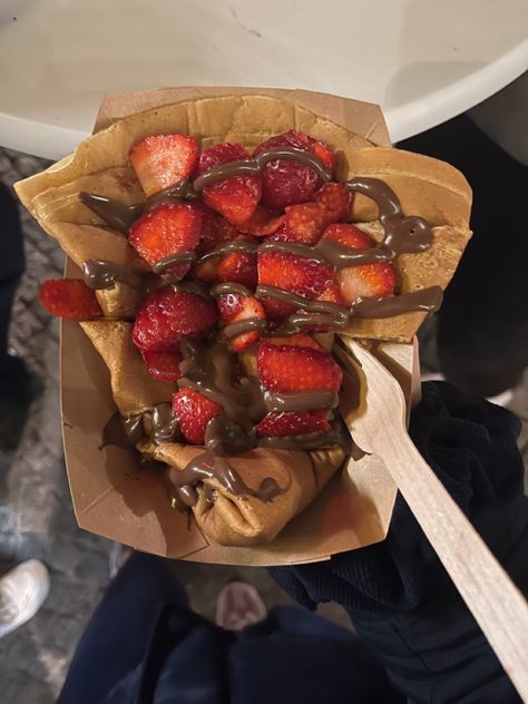 #crepe #strawberry #nutella #winter #austria Crepe Aesthetic, Crepe Strawberry, Crepes Nutella, Strawberry Nutella, Pomegranate Flower, Sun Bath, Strawberry Crepes, Nutella Crepes, Food Pic