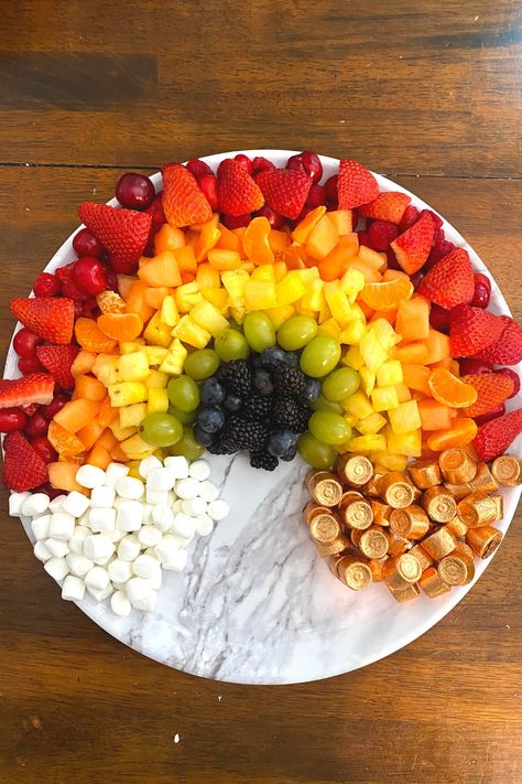 Pride Recipes, Rainbow Fruit Tray, Rainbow Fruit Platter, Rainbow Fruit Platters, Fruit Tray Ideas, Sweet Snacks Easy, Bbq Dessert, Pride Celebration, Sweet Appetizer