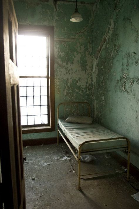 Abandoned Warehouse, Mental Asylum, Abandoned Asylums, Psychiatric Hospital, Abandoned Hospital, Old Beds, Hospital Room, Mental Hospital, Hospital Bed